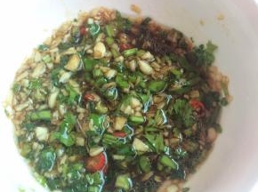 蒜末、香菜末、小葱末和小米辣放碗里，加入陈醋、味事达味极鲜酱油、麻油、盐和白糖拌匀备用。