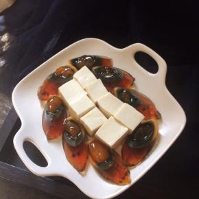 摆好皮蛋和汆过水的豆腐。