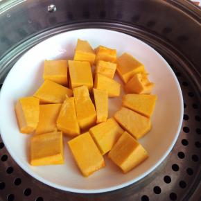 南瓜放入锅内蒸熟。