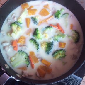 再次煮开后加少许盐调味即可食用。