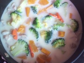 再次煮开后加少许盐调味即可食用。