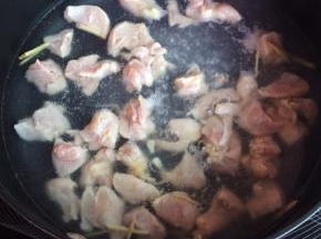 鸡肉汆水约2分钟，捞起后把姜去掉备用。