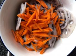 趁热加入白糖，搅拌均匀加入胡萝卜丝