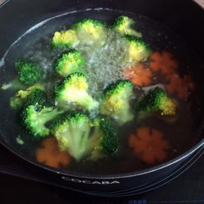 西兰花和萝卜花汆水大约1分钟捞起备用。