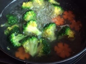西兰花和萝卜花汆水大约1分钟捞起备用。