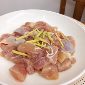 鸡肉里加入约1克盐，1小勺料酒，，1小勺油，2小勺玉米淀粉，姜拌匀腌制15分钟左右。
