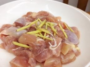 鸡肉里加入约1克盐，1小勺料酒，，1小勺油，2小勺玉米淀粉，姜拌匀腌制15分钟左右。