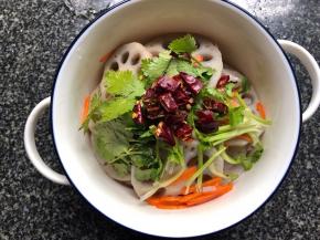 放入辣椒，香菜，芝麻，花椒