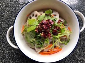 放入辣椒，香菜，芝麻，花椒