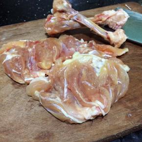 鸡腿洗净后去掉骨头和皮