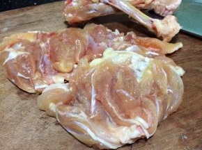 鸡腿洗净后去掉骨头和皮