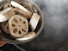 藕去皮切片，放入有醋的水中浸泡防止氧化。锅中烧开水，倒入沥干的藕片焯水3分钟左右