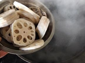 藕去皮切片，放入有醋的水中浸泡防止氧化。锅中烧开水，倒入沥干的藕片焯水3分钟左右