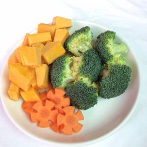 西兰花、南瓜、红萝卜切成你喜欢的形状。