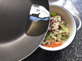 锅中热油，趁热倒入藕片内