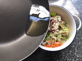 锅中热油，趁热倒入藕片内