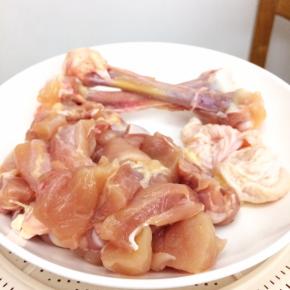 去皮去骨后的鸡腿肉切成小块