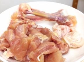 去皮去骨后的鸡腿肉切成小块