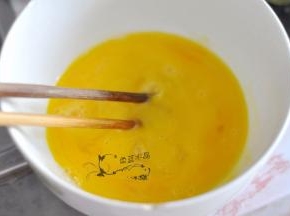 鸡蛋打入碗中，加盐搅打成蛋液。
