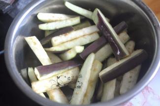 长茄子切成条状，加盐腌制片刻。