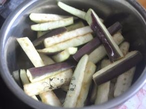 长茄子切成条状，加盐腌制片刻。
