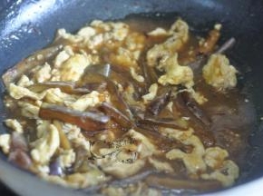 最后将鸡蛋倒入，混合均匀。