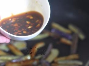 生抽、蒜、蚝油、香醋混合，倒入锅中。