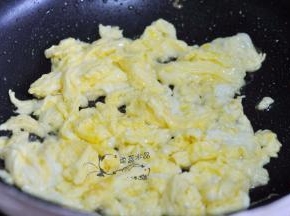 锅里倒入油，油热后倒入蛋液炒成块状盛出。