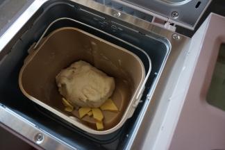 第一次和面结束后，加入切成小块的黄油，选择和面程序15分钟