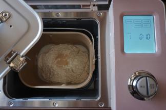 在面粉顶端加入酵母，将面包桶放入到东菱JD08面包机里，选择面包机的和面程序10分钟，盖上面包桶的防溅盖，这样就不用担心面包机刚运转的时候，面粉溅出来，弄脏面包机了