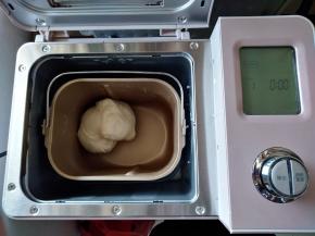 面团和好后，在室温下发酵至两倍大，大概40-50分钟，要根据面团的状态而定。在等待面团发酵的时候，将培根煎熟，切丁，放凉后和马苏里拉奶酪碎拌匀