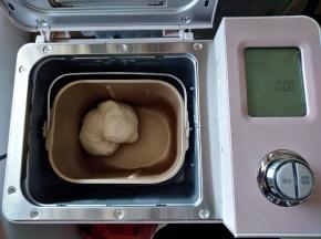 面团和好后，在室温下发酵至两倍大，大概40-50分钟，要根据面团的状态而定。在等待面团发酵的时候，将培根煎熟，切丁，放凉后和马苏里拉奶酪碎拌匀