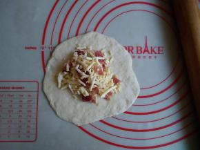 松驰后的小面团擀成圆形，放入馅料，每份馅料大概是30克