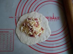 松驰后的小面团擀成圆形，放入馅料，每份馅料大概是30克