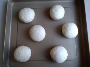 面团捏紧收口后，放在不粘烤盘上，放入东菱K40C烤箱，烤箱内放置一碗热水，使烤箱有一定的湿度，发酵40-50分钟左右