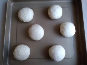 面团捏紧收口后，放在不粘烤盘上，放入东菱K40C烤箱，烤箱内放置一碗热水，使烤箱有一定的湿度，发酵40-50分钟左右