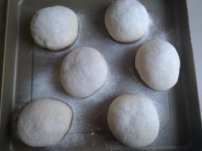 在发酵好的面包胚表面筛上面粉（配方外）