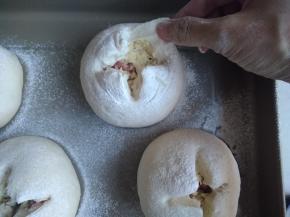 然后用手将剪开的口子向外拉开，变得更大