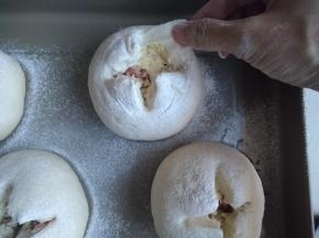 然后用手将剪开的口子向外拉开，变得更大