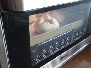 放入已经预热到180度的东菱K40C烤箱中下层，烘烤18分钟左右（在放入烤盘前，将烤箱门打开一点，往烤箱内喷一次水，制造蒸汽）