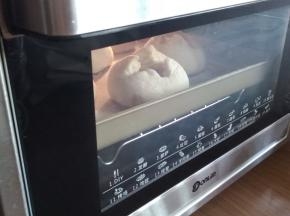 放入已经预热到180度的东菱K40C烤箱中下层，烘烤18分钟左右（在放入烤盘前，将烤箱门打开一点，往烤箱内喷一次水，制造蒸汽）
