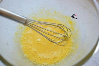 蛋清和蛋黄分别放入两个容器，装蛋清的容器要无水无油，蛋黄中加入20克白糖，搅拌均匀，再加入牛奶搅拌均匀，最后加玉米油搅拌均匀