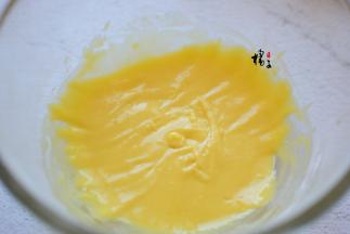 翻拌均匀，不要过度搅拌或者划圈搅拌，以免起筋，影响蛋糕的口感