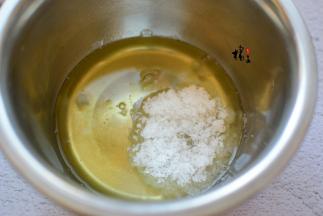 蛋清中加入20克白糖