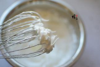 用电动打蛋器打发至硬性发泡，就是提起打蛋器后，能看见一个小尖钩即可