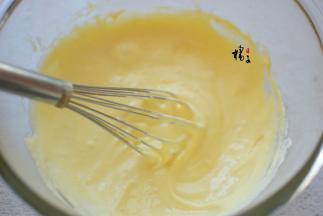 将打发好的蛋清与蛋黄面糊混合在一起，翻拌均匀
