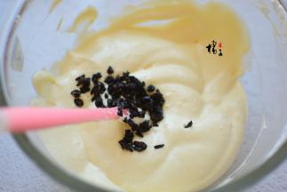 再加入蓝莓干翻拌均匀