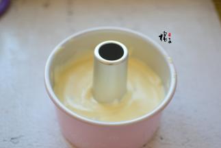 倒入模具，我用的是6寸中空模具，震几下大气泡