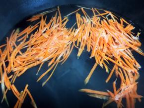 胡萝卜焯9分熟捞出备用