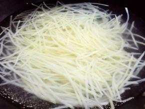 锅中烧开水，放入土豆丝焯水至8分熟即可，捞出过凉水备用